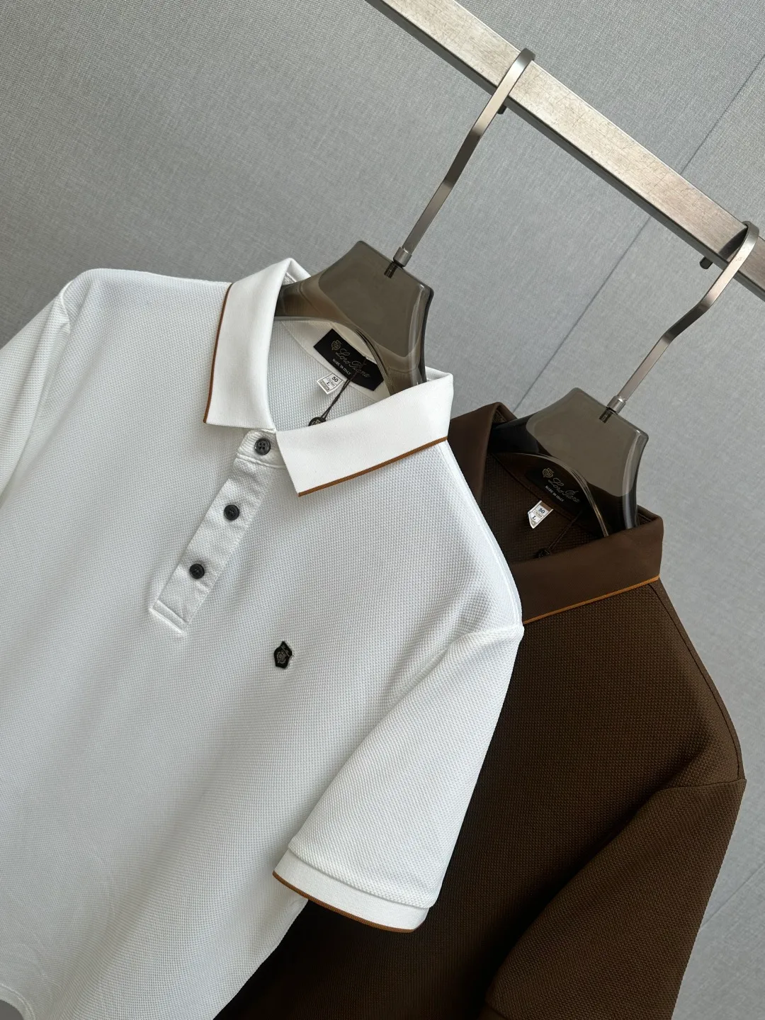 Available at the official New Arrival counter at the same time, men's lapel short-sleeved POLO shirts, Premium mainline Series, imported piqué mercerized cotton fabric, with first-class texture, excellent skin-friendliness, silky and delicate touch, fashionable three-button placket design, small lapels, fashionable and age-reducing, and the upper body is full of Italian accent, full of style. Sizes: M—3XL